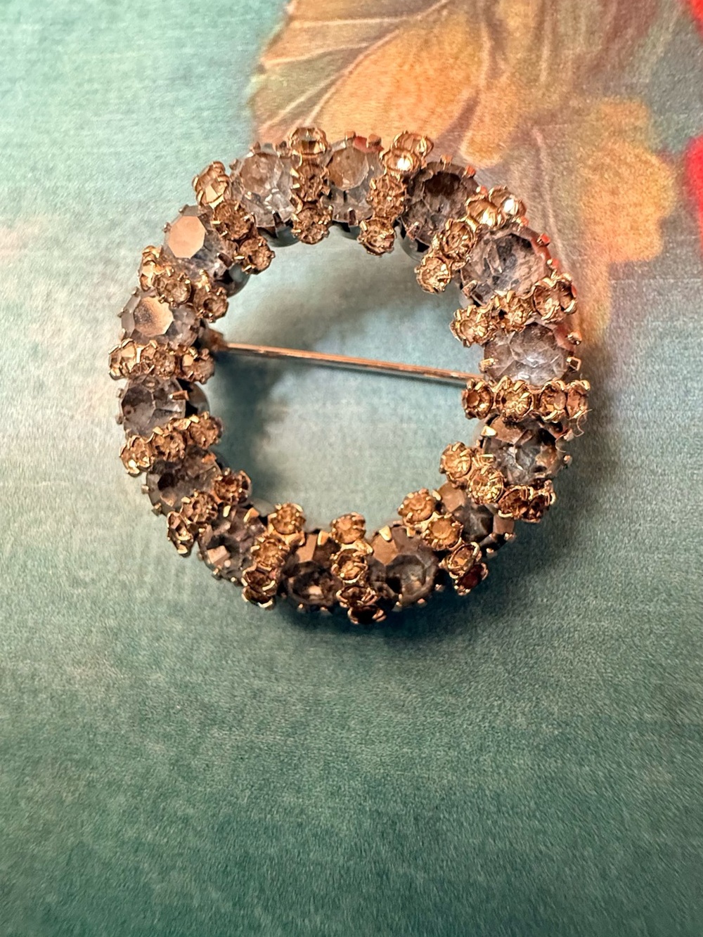 Vintage-Inspired Gold and Gray Crystal Wreath Brooch - Elegant Accent